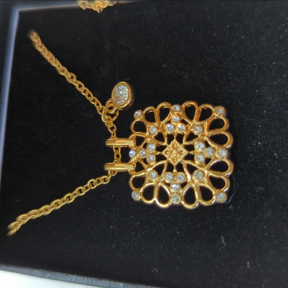 Avon Signature Collection Square Pendant - Picture 4 of 7